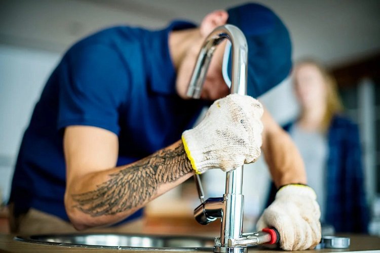 4 Important Factors to Consider When Choosing a Plumber