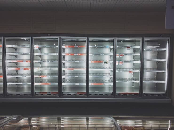 How long will a commercial fridge stay cold without power